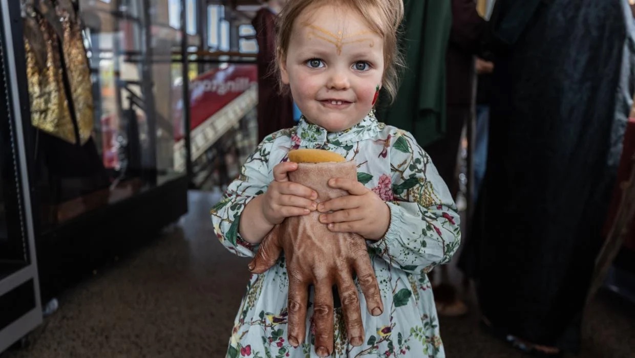 Kaydes and the Weta hand prop