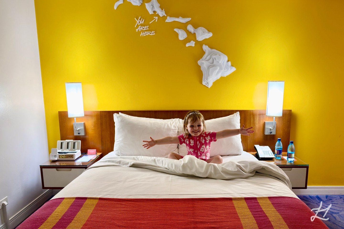 Kaydes in Shoreline Hotel bed